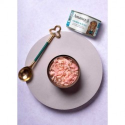 Amanova Cat Chicken & Tuna na tle miski z chicką tuńczykiem w bulionie 70 g i ozdobnym nakładką w kształcie serca.