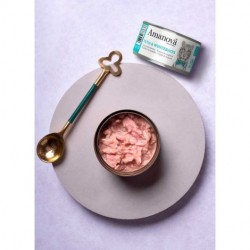 Amanova Cat Tuna & Whitebaits w bulionie 70g – otwarty słoik z rozdrobnioną tuńczykową mieszanką, obok puszka i łyżeczka na okrą