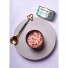 Amanova Cat Tuna Fillets - tuńczyk w bulionie 70g: puszka otwarta z różowym tuńczykiem na talerzu z łyżeczką i ozdobnym kluczem